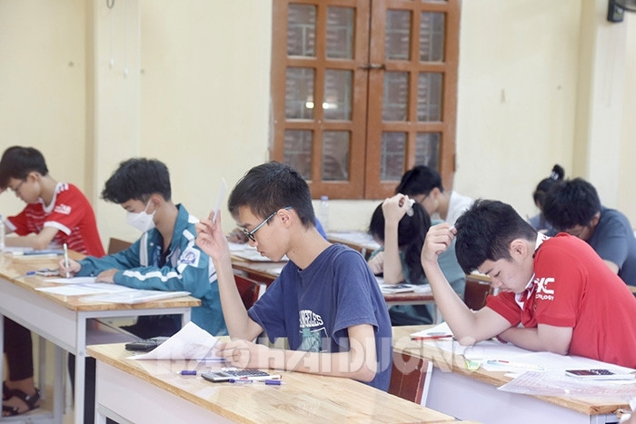 Đề thi 3 môn vào Trường chuyên Nguyễn Trãi không dễ lấy điểm cao